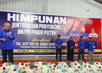 AHMAD Zahid Hamidi (kiri) semasa berucap pada Himpunan Jentera dan Penyokong Barisan Nasional-Pakatan Harapan (BN-PH) di Semarak, Pasir Puteh, Kelantan-UTUSAN/YATIMIN ABDULLAH