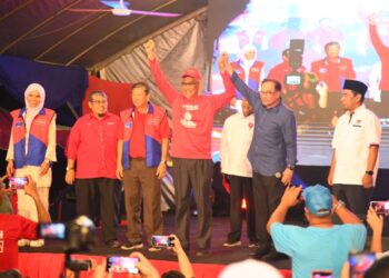 ANWAR Ibrahim (dua dari kanan) memperkenalkan calon-calon Pakatan Harapan (PH) sewaktu Ceramah Jelajah Perpaduan Madani di Taman Hidayah, Hutan Kampung, Alor Setar, malam ini. -UTUSAN/IZLIZAN OTHMAN