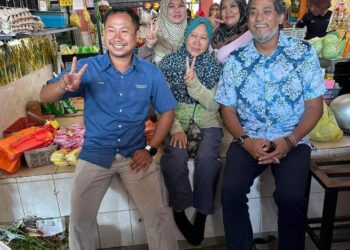 KHAIRY Jamaluddin membantu kempen calon PN di DUN Klawang, Danni Rais di pekan Kuala Klawang, Jelebu hari inI.