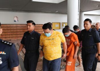 KESEMUA tertuduh dihadapkan ke Mahkamah Majistret, Ayer Keroh, Melaka atas pertuduhan membunuh dua individu bulan lalu. - UTUSAN/MUHAMMAD SHAHIZAM TAZALI