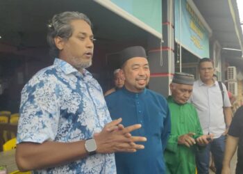 KHAIRY Jamaluddin ketika hadir membantu kempen calon PN di DUN Gemas iaitu Ridzuan Ahmad (dua dari kiri) di Felda Jelai, Gemas, Tampin hari ini.-UTUSAN/NOR AINNA HAMZAH.