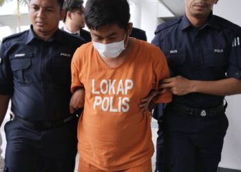 TERTUDUH didakwa di Mahkamah Majistret, Ayer Keroh, Melaka atas pertuduhan penipuan pembelian besi buruk tidak wujud dua tahun lalu. - UTUSAN/MUHAMMAD SHAHIZAM TAZALI