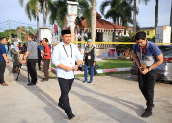 MOHAMAD Zamakh Sari tiba berjalan ke pusat pengundian di Sekolah Menengah Kebangsaan Kampung Laut, Tumpat, Kelantan.-UTUSAN/KAMARUL BISMI KAMARUZAMAN