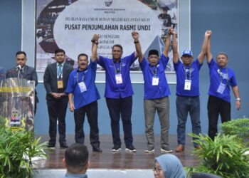 MOHD. Syahbuddin Hashim (tengah) meraikan kejayaan bersama jentera BN selepas diumumkan sebagai pemenang kerusi DUN Galas, Gua Musang, Kelantan pada PRN semalam.-UTUSAN/AIMUNI TUAN LAH