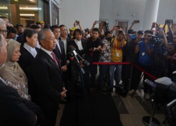 MUHYIDDIN Yassin tiba di Mahkamah Tinggi Kuala Lumpur bagi keputusan permohonan bagi membatalkan empat pertuduhan menggunakan kedudukan untuk suapan berjumlah RM232.5 juta.-UTUSAN/SHIDDIEQIIN ZON.