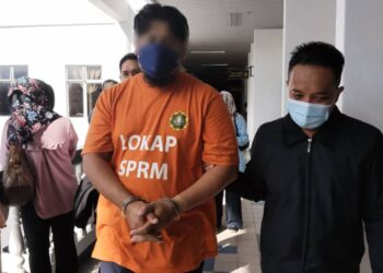 TERTUDUH direman tujuh hari selepas perintah reman dikeluarkan Mahkamah Majistret, Ayer Keroh, Melaka. - UTUSAN/MUHAMMAD SHAHIZAM TAZALI