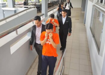 DUA individu termasuk seorang penjawat awam berpangkat pengarah direman tiga hari di Mahkamah Majistret Seremban hari ini bagi membantu siasatan kerana disyaki menyalahgunakan jawatan untuk mendapatkan kontrak kerja-kerja berkaitan sebuah agensi kerajaan.