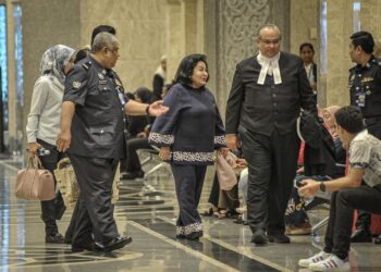 ROSMAH Mansor hadir di Mahkamah Rayuan Putrajaya bagi memohon pasport untuk melawat anaknya di Singapura. -UTUSAN/FAIZ ALIF AHMAD ZUBIR