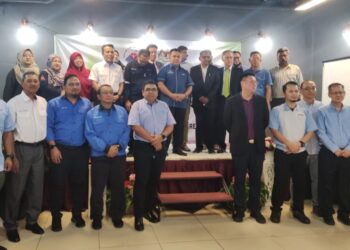 HAMZAH Mohamad (tengah) bergambar bersama rakan strategik JAS Negeri Sembilan selepas sesi libat urus Program Komunikasi Pendidikan dan Kesedaran Awam (CEPA) di Port Dickson.