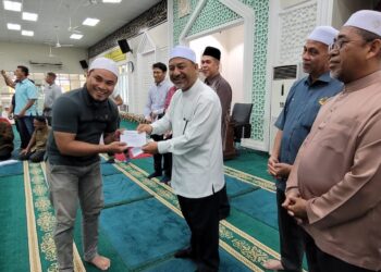 MOHD. Nassuruddin Daud (tiga dari kanan) ketika menyampaikan bantuan awal kepada mangsa-mangsa ribut dalam Dewan Undangan Negeri (DUN) Bunut Payong, Pasir Tumboh dan Salor di Masjid Mukim Kota di Kota Bharu, Kelantan hari ini. UTUSAN/MUSTAQIM MOHAMED