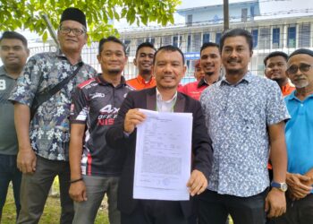 MOHD. Ridzuan Muhammad (tengah) bersama Anuar Mohamed (kanan) mewakili PH-BN membuat laporan polis  ke atas Menteri Besar Kelantan di Ibu Pejabat Polis Daerah  Pasir Mas, Kelantan hari ini-UTUSAN/ROHANA ISMAIL