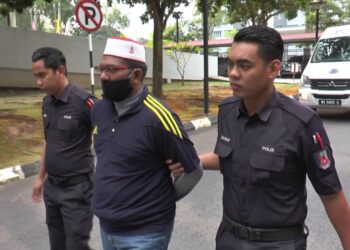 MOHAMMAD Abdullah Mohamed (tengah) dijatuhkan hukuman gantung sampai mati oleh Mahkamah Tinggi Seremban hari ini atas kesalahan mendera anaknya sehingga mati dalam kejadian di Lukut, Port Dickson ima tahun lalu.-UTUSAN/NOR AINNA HAMZAH.