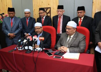 MOHD. Nassuruddin Daud (duduk kiri) bersama barisan Exco Kelantan bagi penggal ke-15 semasa sidang media di Kota Darulnaim, Kota Bharu, Kelantan-UTUSAN/KAMARUL BISMI KAMARUZAMAN.