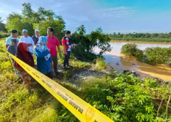 PENDUDUK menunjukkan kesan runtuhan tebing yang sedang berlaku sekali gus mengancam keselamatan mereka di Taman Sri Jias, Pasir Mas, Kelantan-UTUSAN/YATIMIN ABDULLAH