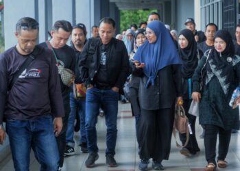 YUSERI Yussof dan penyokong yang hadir dalam sesi inkues Baby Syifaa di Kompleks Mahkamah Seremban. - UTUSAN/MOHD SHAHJEHAN MAAMIN