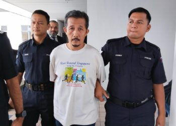 TERTUDUH dihadapkan ke Mahkamah Sesyen, Ayer Keroh, Melaka atas pertuduhan memukul jirannya hingga parah menggunakan batang pengunci stereng kereta. - UTUSAN/MUHAMMAD SHAHIZAM TAZALI