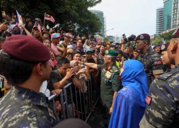 AL-SULTAN Abdullah dan Tuanku Azizah menyantuni rakyat sebelum berangkat pulang selepas menghadiri sambutan Hati Kebangsaan 2023 di Dataran Putrajaya. - UTUSAN/FAISOL MUSTAFA