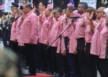 AMINUDDIN Harun mengetuai bacaan ikrar pada Sambutan Hari Kebangsaan Ke-66 Peringkat Negeri Sembilan yang diadakan di Padang MBS, Seremban hari ini.-UTUSAN/MOHD. SHAHJEHAN MAAMIN.