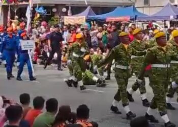 TANGKAP layar video tular seorang anggota Rela yang terjatuh sebelum disahkan meninggal dunia ketika menyertai perbarisan lintas hormat sempena Sambutan Hari Kebangsaan 2023 Peringkat Negeri Sembilan di Padang Majlis Bandaraya Seremban pagi tadi.