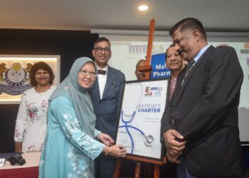 DR. ZALIHA Mustafa menurunkan tandatangan di atas poster selepas menyaksikan memorandum persefahaman Piagam Pesakit di Kuala Lumpur semalam. – UTUSAN/M. FIRDAUS M. JOHARI