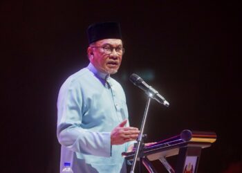 ANWAR Ibrahim berucap pada Majlis Tilawah dan Mengahafaz Al-Quran Peringkat Antarabangsa (MTHQA) ke-63, di Pusat Dagangan Dunia, Kuala Lumpur. - UTUSAN/SHIDDIEQIIN ZON