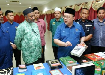 NIK Yusaimi Yussof menunjukkan al-Quran digital yang tiada perakuan KDN  pada Seminar Penerbitan Teks al-Quran dan Rasmi Uthmani Tahun 2023 di Ipoh hari ini. - UTUSAN/MUHAMAD NAZREEN SYAH MUSTHAFA