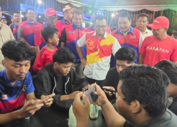 AMIRUDIN Shari bersama anak muda ketika siri Ceramah Kita Selangor di Dataran Sadiman, Bukit Changggang, Sepang. - UTUSAN/MOHD HUSNI MOHD NOOR