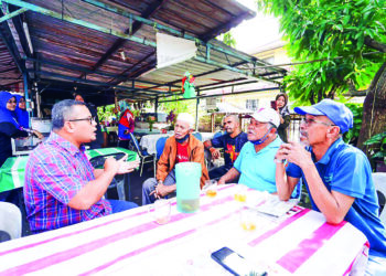 Amirudin Shari berjumpa dengan rakan-rakannya ketika berkempen di Kampung Sungai Tua Baharu, dekat Gombak, kelmarin.