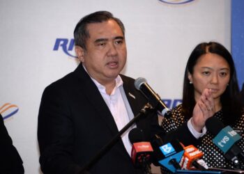 ANTHONY Loke dalam sidang akhbar selepas hadir ke majlis perasmian pameran hartanah Perbadanan Aset Keretapi (RAC) 2023 di Kuala Lumpur.