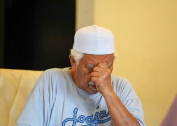 BAPA kepada arwah juruterbang Heikal Aras, Abdul Azim Aras menahan sebak ketika ditemui di rumahnya di Sepang. - UTUSAN/FAISOL MUSTAFA