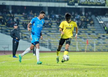 SEO Seonung (kanan) memakai topeng ketika beraksi menentang Penang FC dalam perlawanan Liga Super di Ipoh kelmarin. - UTUSAN/MUHAMAD NAZREEN SYAH MUSTHAFA