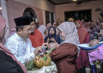 BORHAN Aman Shah berpeluang mencukur jambul beberapa bayi di Tanjung Sepat, Selangor. - UTUSAN/FAIZ ALIF ZUBIR