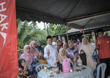 BORHAN Aman Shah menyantuni penduduk ketika menghadiri program di kawasan Tanjong Sepat, Sepang. - UTUSAN/FAIZ ALIF ZUBIR