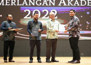 PHILIP Benedict Lasimbang semasa sesi penyampaian sijil penghargaan kepada penerima Anugerah Kecemerlangan Akademik 2022 Yayasan Bank Rakyat. - IHSAN YBR