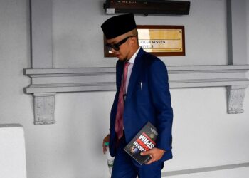 CAPRICE atau nama sebenarnya Ariz Ramli hadir di Mahkamah Sesyen Kuala Lumpur berhubung kes saman oleh S.M Faisal terhadapnya yang diselesaikan secara baik, semalam. - UTUSAN/SHIDDIEQIIN ZON