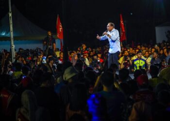 ANWAR Ibrahim ketika berucap pada program Grand Finale Kita Selangor di Padang MPAJ AU2, malam ini. - UTUSAN/MUHAMAD IQBAL ROSLI