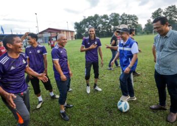 MOHD. Yuseri Isa (dua, kanan) menyantuni warga setempat pada program santai anak muda di Kampung Gelugor Kedai, Marang, hari ini. - UTUSAN/PUQTRA HAIRRY ROSLI