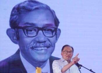 KECENDERUNGAN Anwar Ibrahim untuk tidak berkompromi dalam isu membanteras rasuah harus dihargai tanpa ragu-ragu. – UTUSAN/ FAUZI BAHARUDIN