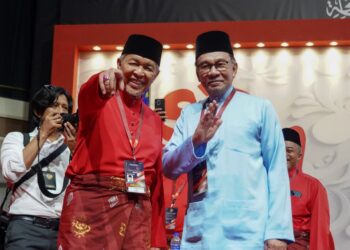 AHMAD ZAHID Hamidi (kiri) menyifatkan tiada gelombang hijau sebaliknya hanya gelombang biru dan merah selepas BN menang PRK DUN Pelangai.