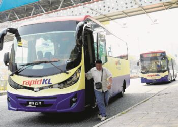 RAPIDKL perlu memperkenalkan bas elektrik bersaiz mini untuk memudahkan pergerakan di laluan kawasan perumahan sempit. – GAMBAR HIASAN