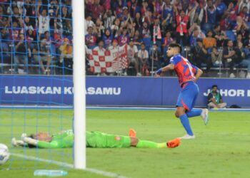 PENYERANG JDT, Leandro Velazquez berjaya menjaringkan gol kedua pada perlawanan akhir Piala FA di Stadium Sultan Ibrahim, Johor, 22 Julai lalu. – UTUSAN/RAJA JAAFAR ALI