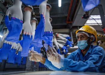 LOGIK dasar gaji progresif adalah produktiviti lebih tinggi akan meningkatkan keuntungan syarikat dan dengan itu gaji akan lebih tinggi. – GAMBAR HIASAN/AFP