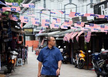 KIBARLAH Jalur Gemilang supaya sambutan ulang tahun kemerdekaan negara ke-66 kali ini lebih meriah. – UTUSAN/SYAKIR RADIN