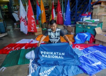 SEMUA gambar, bendera dan sepanduk yang digantung sepanjang kempen pilihan raya perlu ditanggalkan. – GAMBAR HIASAN/SHIDDIEQIIN ZON