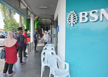 SEBAHAGIAN penerima Sumbangan Tunai Rahmah (STR) beratur untuk mengambil bantuan tersebut di Bank Simpanan Nasional (BSN) .