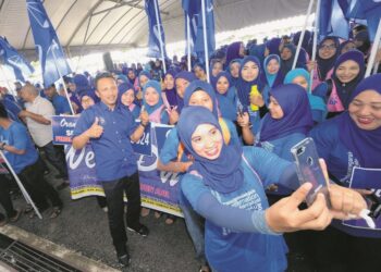 DATUK Rozi Mamat (kiri) ialah penyandang kerusi Dewan Undangan Negeri (DUN) Telemong, Terengganu.