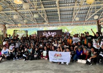 PARA peserta merakamkan gambar bersama selepas Majlis Penyerahan Hadiah Wang Gunung Trail Run di Taman Buah-Buahan Eksotik Sungai Batu Pahat, Kangar, Perlis hari ini.- UTUSAN/ASYRAF MUHAMMAD