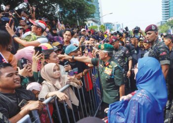 AL-Sultan Abdullah Ri’ayatuddin Al-Mustafa Billah Shah dan Tunku Azizah Aminah Maimunah Iskandariah menyantuni rakyat selepas sambutan Hari Kebangsaan, semalam. – UTUSAN/FAISOL MUSTAFA