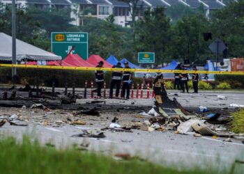 OPERASI pencarian dan siasatan di kawasan kejadian kapal terbang terhempas, di Elmina pada 17 Ogos tahun lalu. -UTUSAN/SHIDDIEQIIN ZON