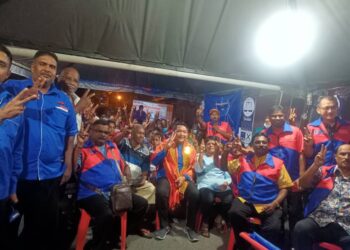 NOORAZLI Said menyantuni komuniti India di Flat Taman Permata, Dengkil. - UTUSAN/MOHD HUSNI MOHD NOOR